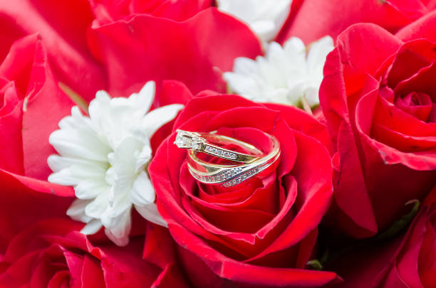 istock Wedding Rings on a rose bouquet 1817955514