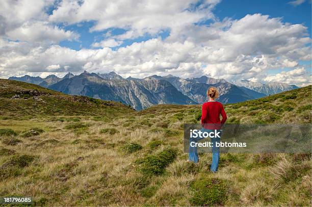 Vista A Las Montañas Foto de stock y más banco de imágenes de Actividad - Actividad, Actividades y técnicas de relajación, Adulto