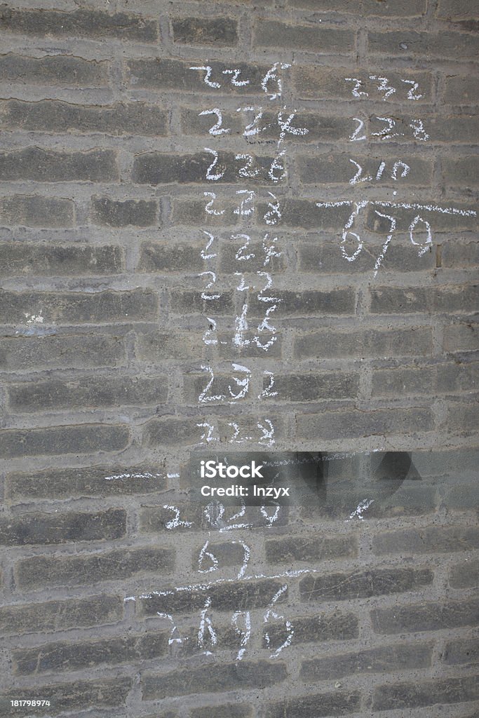 Árabe números na parede cinza - Foto de stock de Abertura royalty-free