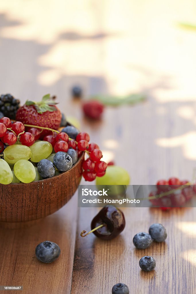 Varietà di estate frutta in una ciotola di legno - Foto stock royalty-free di Alimentazione sana