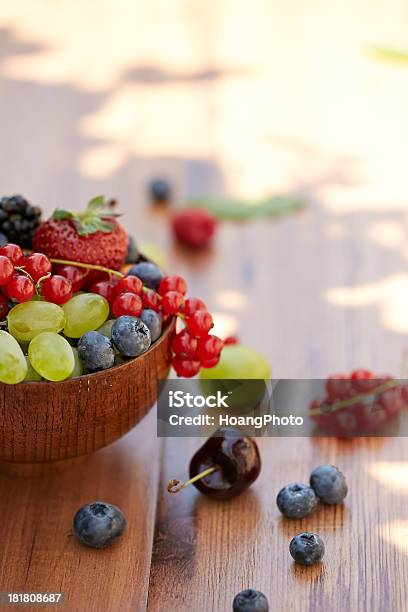 Varietà Di Estate Frutta In Una Ciotola Di Legno - Fotografie stock e altre immagini di Alimentazione sana - Alimentazione sana, Ambientazione esterna, Blu