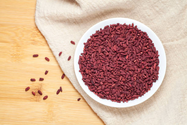 fotografii de stoc, fotografii și imagini scutite de redevențe cu drojdie de orez roșu într-un vas ceramic - drojdie