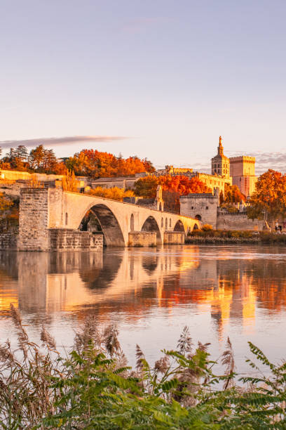 avignon ao pôr do sol - rhone bridge - fotografias e filmes do acervo