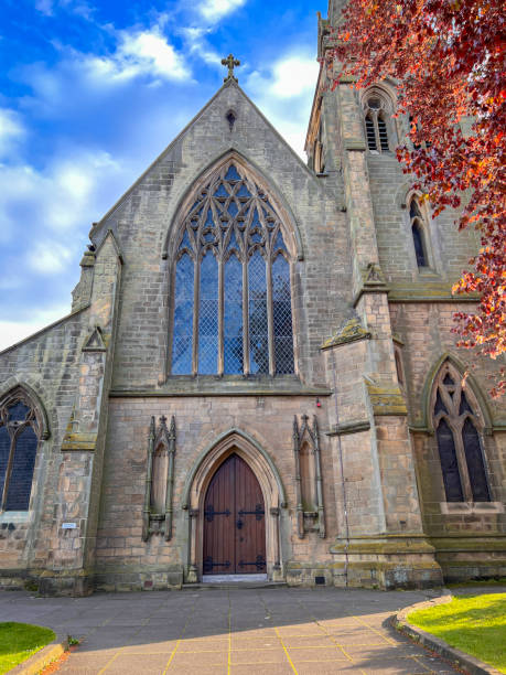 cathédrale sainte-marie, wrexham, pays de galles - old window wrexham british culture photos et images de collection