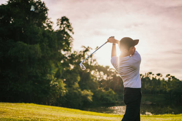 asiatischer chinesischer golfer schlägt am wochenendmorgen auf dem golfplatz ab - golf power golf course challenge stock-fotos und bilder