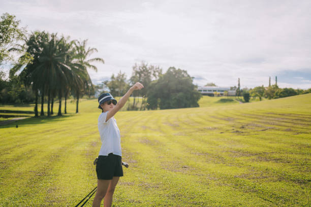 샷을 하기 전 바람의 방향을 확인하고 있는 아시아계 중국인 여성 골퍼 - golf golfer examining wind 뉴스 사진 이미지