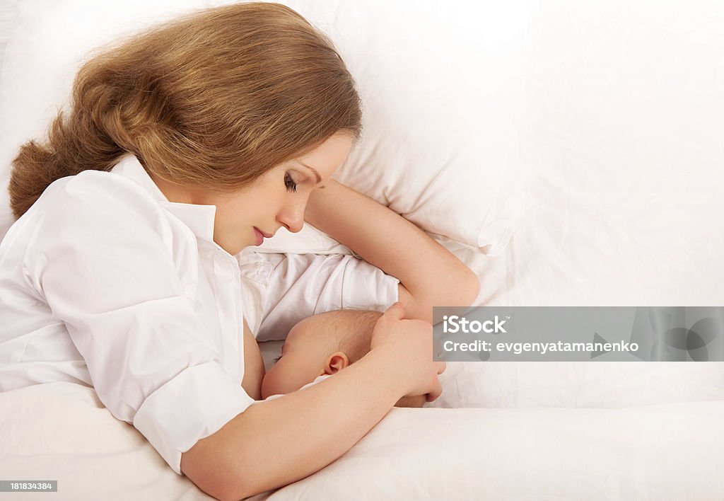 Mutter Füttern Ihr baby im Bett. Schlafen miteinander - Lizenzfrei Alleinerzieherin Stock-Foto