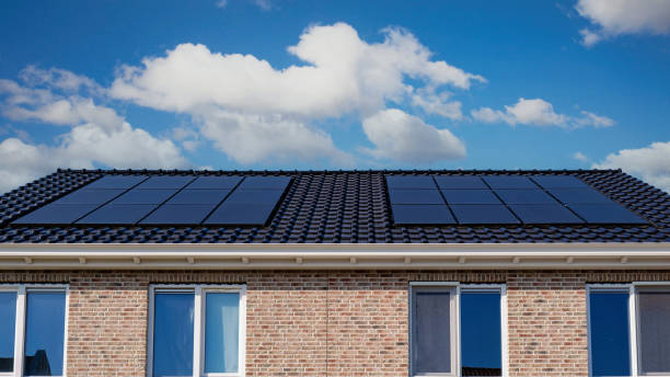 recém-construir casas com painéis solares presos no telhado contra um céu ensolarado - solar panel innovation renewable energy alternative energy - fotografias e filmes do acervo