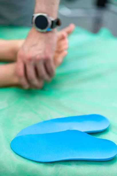 plantilla ortopédica. el ortopedista trabaja con el paciente. clínica ortopédica. elección de plantillas en una clínica ortopédica. el ortopedista ofrece la plantilla al paciente cuidado del pie - insoles orthotic human foot podiatry fotografías e imágenes de stock