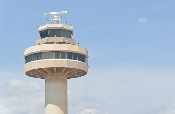 controllo del traffico aereo - air traffic control tower foto e immagini stock