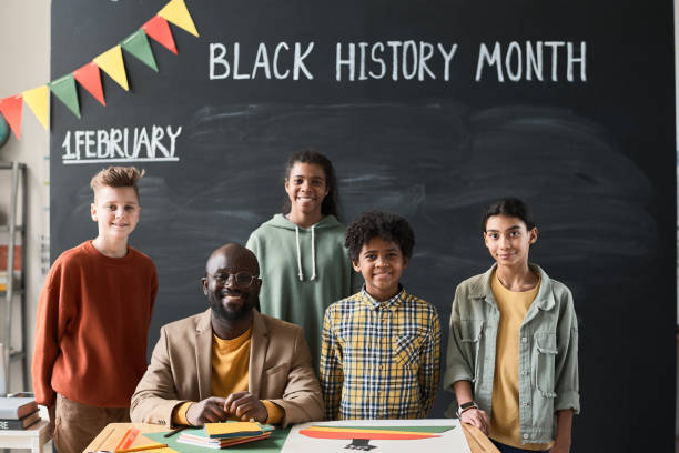 insegnante che festeggia con i bambini black history month a scuola - 12 15 months foto e immagini stock