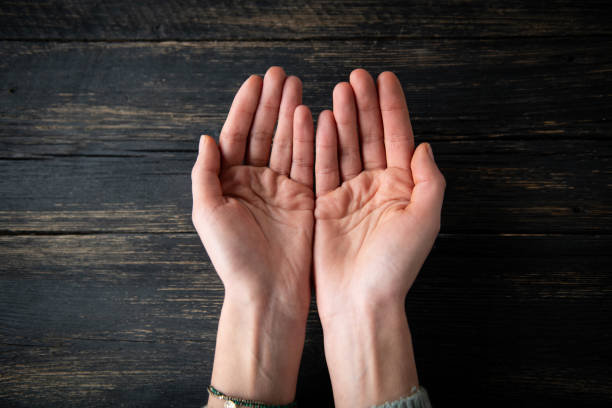 Les mains paumes jointes font un geste de réception ou de don - Photo