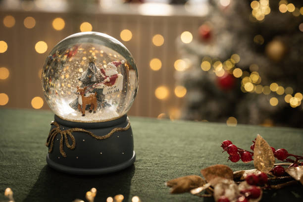 décoration de noël dans la maison - boule de neige noel photos et images de collection