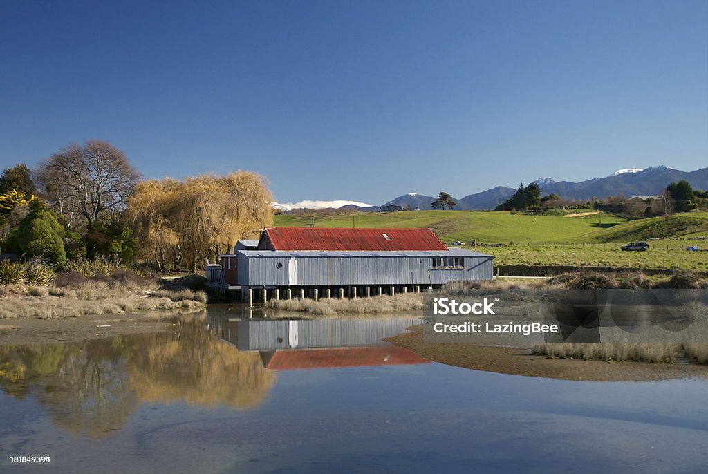 Vecchio capannone Motueka Apple sull'estuario, Tasman regione, Nuova Zelanda. - Foto stock royalty-free di Acqua