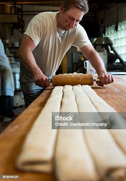 Baker Rotolare La Pasta Nella Sua Panetteria - Fotografie stock e altre immagini di Panettiere - Panettiere, Artigiano, Panetteria