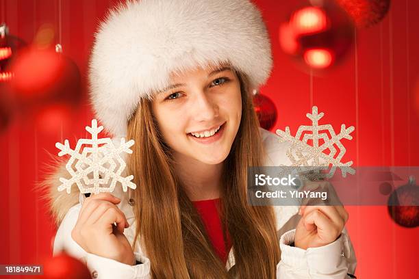 Modello Di Fiocchi Di Neve Di Natale Decorazione In Rosso E Bianco Hz - Fotografie stock e altre immagini di Abiti pesanti
