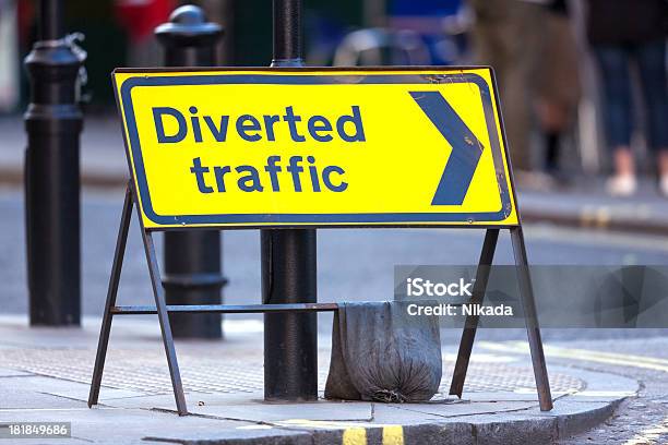 流れるようにロンドンの交通標識 - アスファルトのストックフォトや画像を多数ご用意 - アスファルト, 交通量, 人物なし