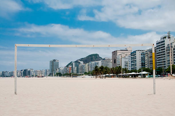 piękny krajobraz copacabana w rio de janeiro w brazylii, ameryka południowa. - brazil beach copacabana beach recreational pursuit zdjęcia i obrazy z banku zdjęć