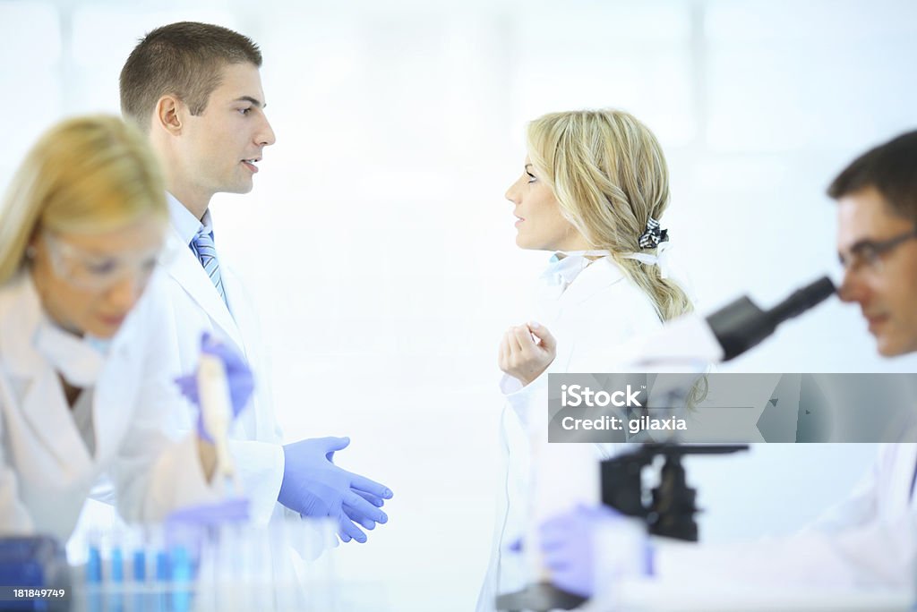 Chemists no trabalho. - Foto de stock de 30 Anos royalty-free