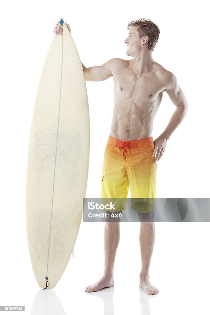 미소 남성 서퍼 입석, 서핑보드 - 로열티 프리 18-19세 스톡 사진