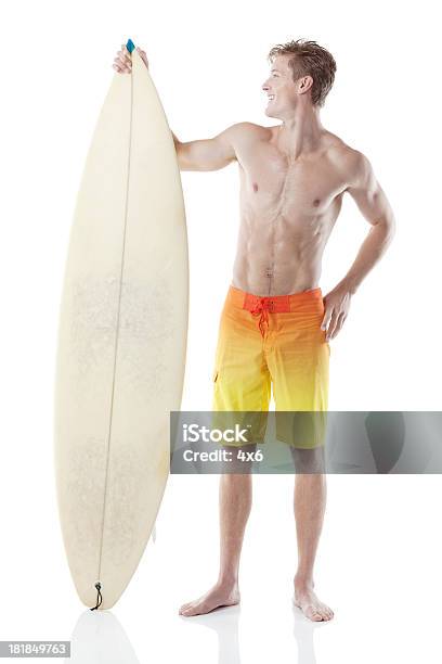 미소 남성 서퍼 입석 서핑보드 18-19세에 대한 스톡 사진 및 기타 이미지 - 18-19세, 근육질 체격, 남성