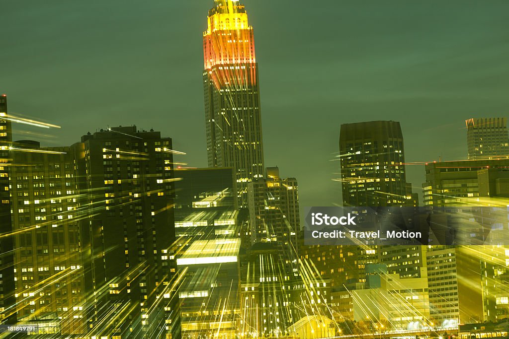 Edificios de la ciudad de Nueva York con luces borrosas abstractos en movimiento - Foto de stock de Abstracto libre de derechos