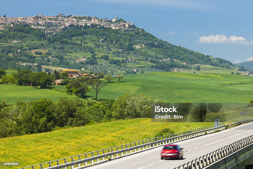 Czerwony Samochód przyspieszenie w dół drogi w Toskania, Włochy - Zbiór zdjęć royalty-free (Toskania - Włochy)