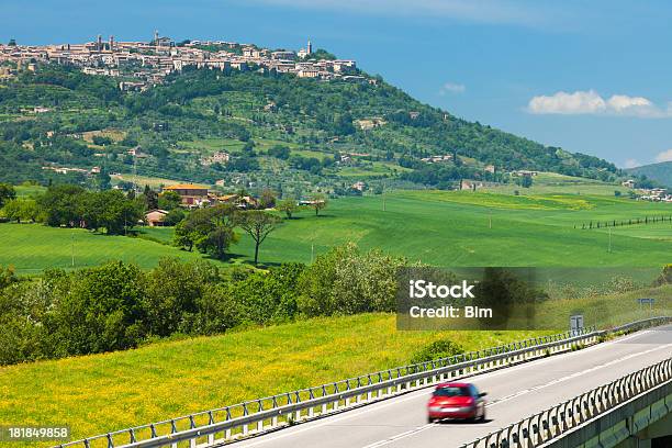 Czerwony Samochód Przyspieszenie W Dół Drogi W Toskania Włochy - zdjęcia stockowe i więcej obrazów Toskania - Włochy