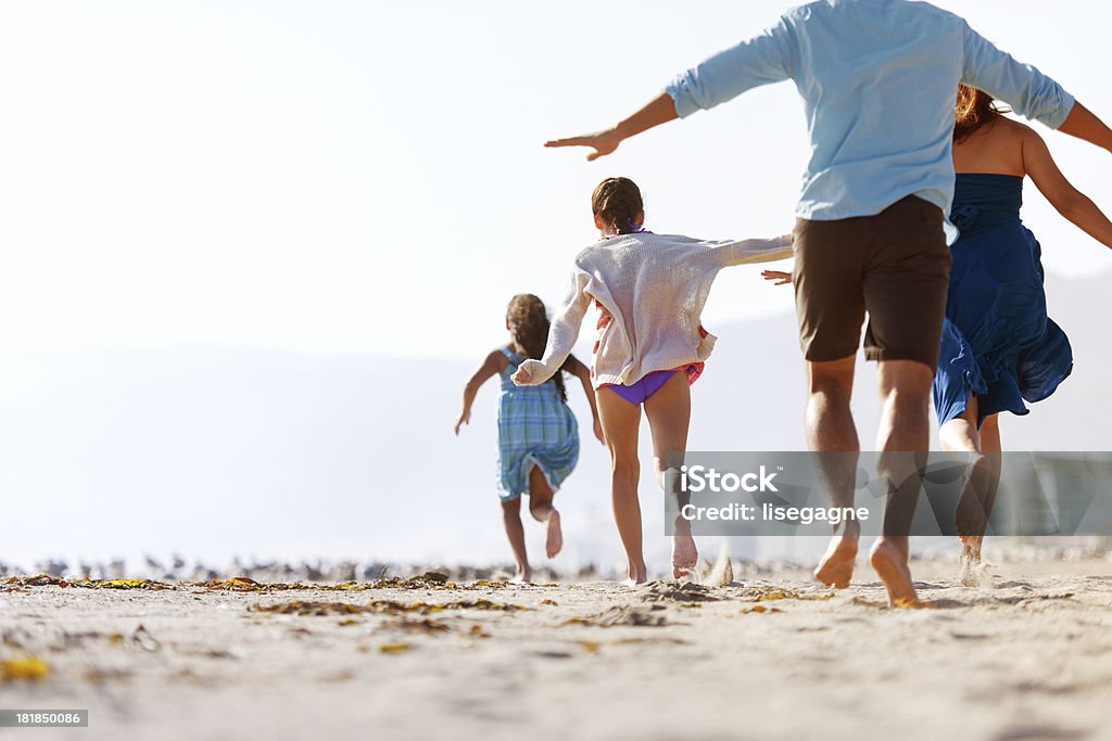 Familia en la playa - Foto de stock de Actividad libre de derechos