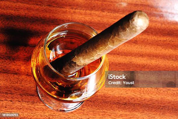 Cigar En Coñac Foto de stock y más banco de imágenes de Adicción - Adicción, Asistencia sanitaria y medicina, Bar