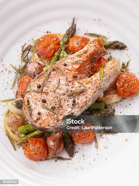 Filete De Salmón Con Verduras Asadas Foto de stock y más banco de imágenes de Al horno - Al horno, Alimento, Alimentos cocinados