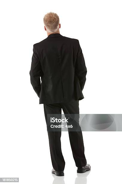 Vista Posteriore Di Un Uomo Daffari In Piedi - Fotografie stock e altre immagini di Abbigliamento elegante - Abbigliamento elegante, Abbigliamento formale, Adulto