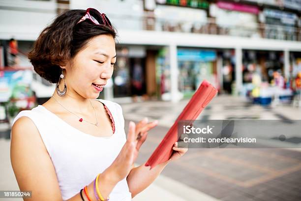 Digitale Tablet Frau Im Einkaufszentrum Stockfoto und mehr Bilder von 20-24 Jahre - 20-24 Jahre, Asiatische Kultur, Asiatischer und Indischer Abstammung