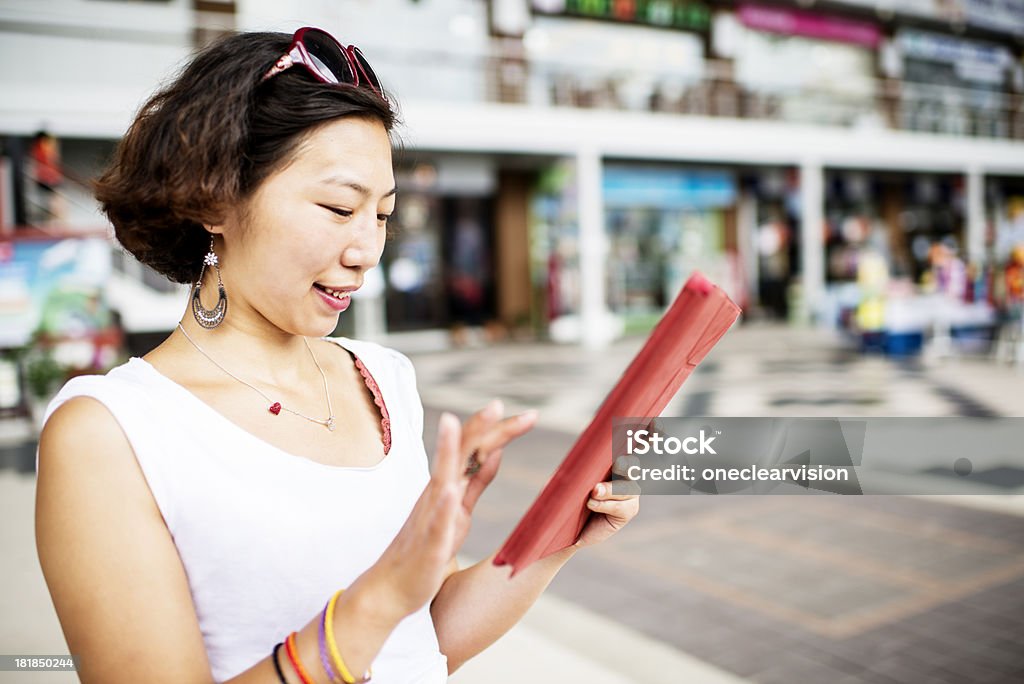 Tablette numérique de la femme dans le centre commercial - Photo de 20-24 ans libre de droits