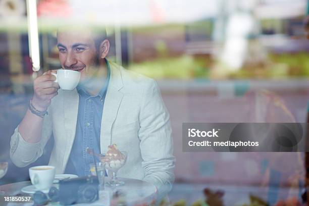 Pausa Caffè Al Caffè - Fotografie stock e altre immagini di Dietro - Dietro, Finestra, Uomini