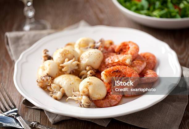 Grillowane Krewetki I Cuttlefish - zdjęcia stockowe i więcej obrazów Barbecue - Barbecue, Bez ludzi, Biały