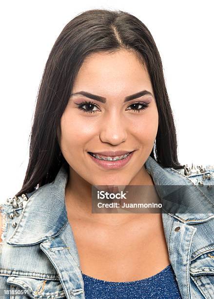 Retrato De Una Mujer Joven Sonriente Foto de stock y más banco de imágenes de 18-19 años - 18-19 años, 20 a 29 años, 20-24 años