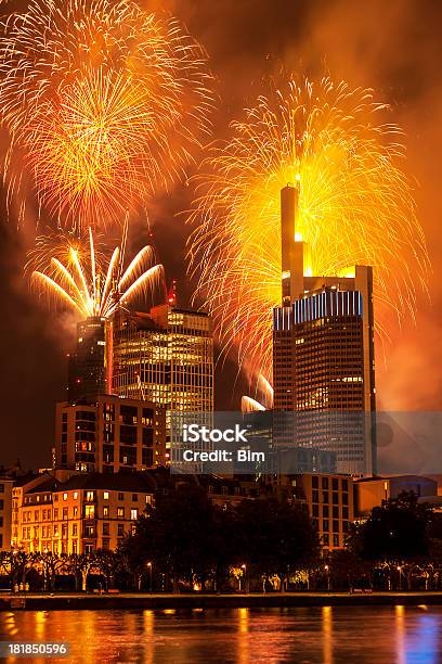 Feuerwerk Über Die Dächer Von Wolkenkratzer In Frankfurt Deutschland Stockfoto und mehr Bilder von Feuerwerk