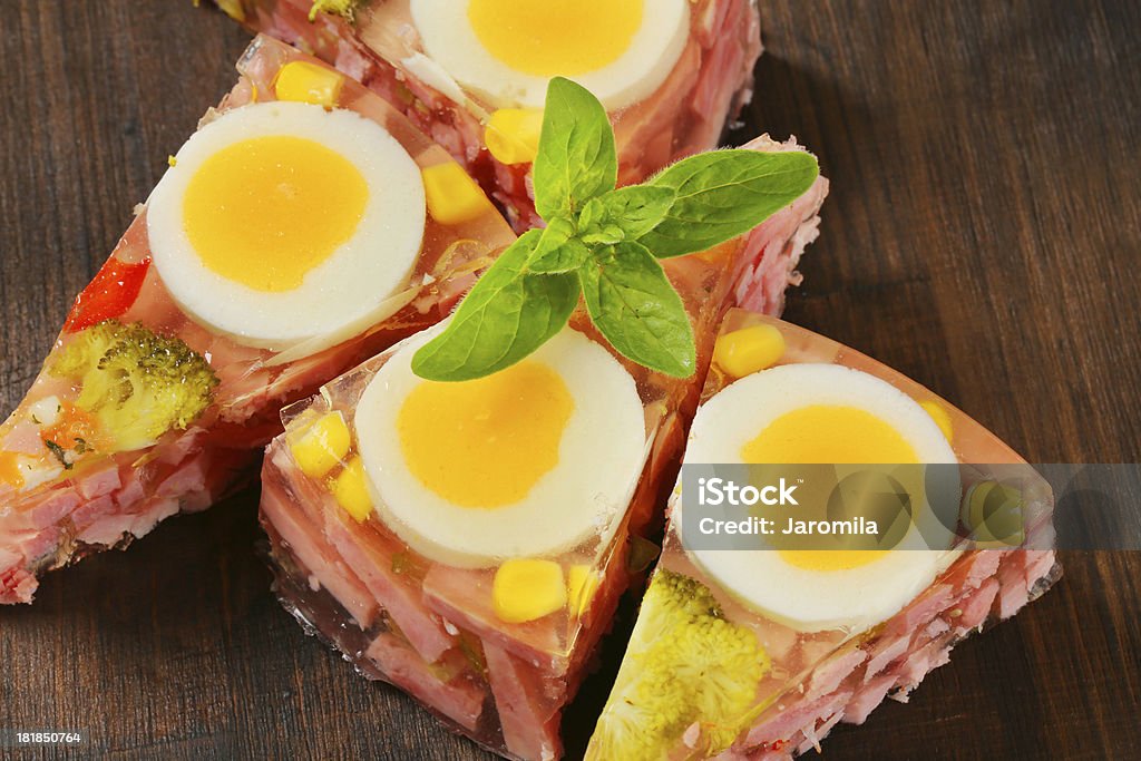 Fette di prosciutto e uova aspic Torta - Foto stock royalty-free di Agar