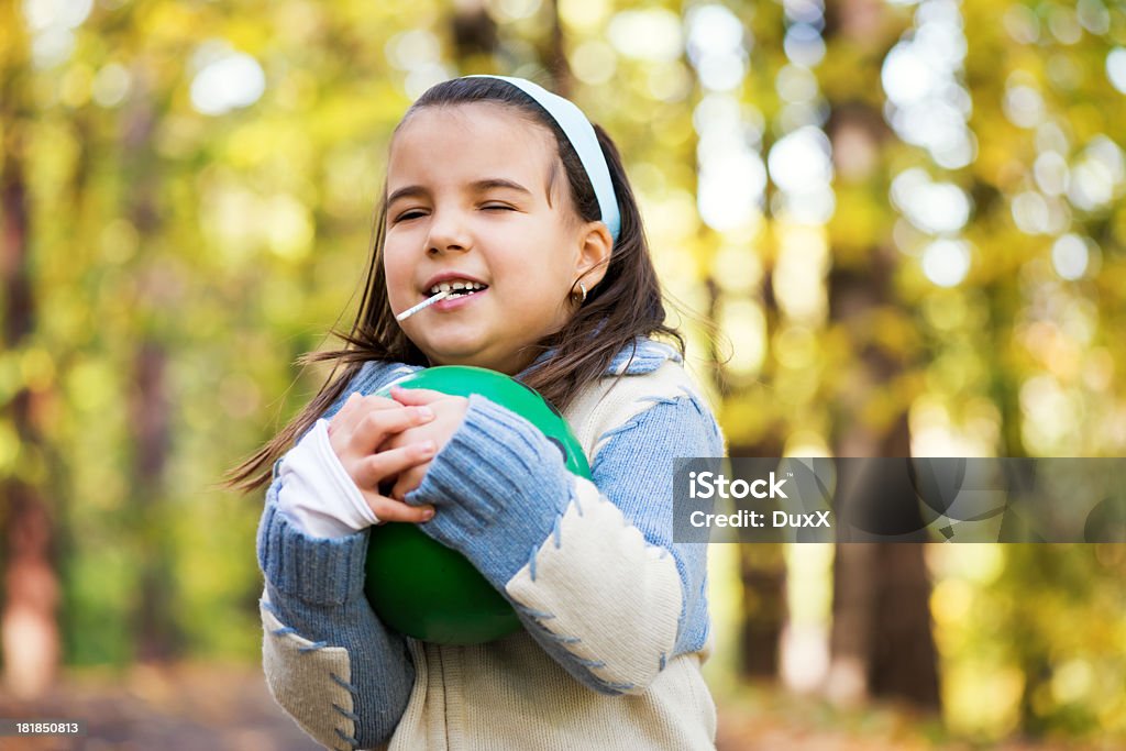 Hermosa niña en el parque - Foto de stock de Actividades recreativas libre de derechos