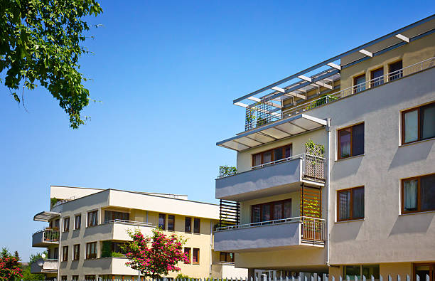 moderni edifici residenziali - plattenbau homes architectural detail architecture and buildings foto e immagini stock