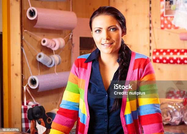 Photo libre de droit de Sympathique Personne Au Magasin Pour Enfants banque d'images et plus d'images libres de droit de Magasin de jouets - Magasin de jouets, Adulte, Bonheur