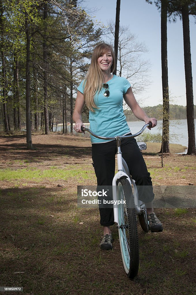 Alegre mujer bicicleta - Foto de stock de 20 a 29 años libre de derechos