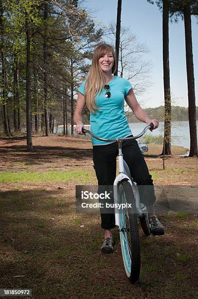 Alegre Mujer Bicicleta Foto de stock y más banco de imágenes de 20 a 29 años - 20 a 29 años, Actividad, Actividades recreativas