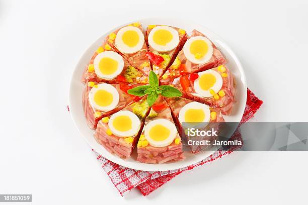 Aspic Corte O Bolo Em Fatias - Fotografias de stock e mais imagens de Almoço - Almoço, Aspic, Bolo - Sobremesa