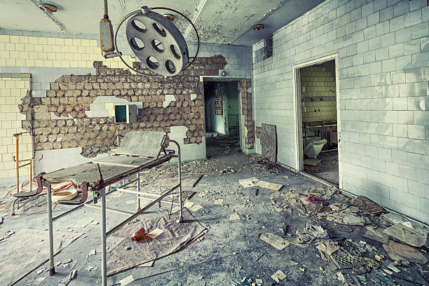 покинутый операционная из больницы - прежний советский союз стоковые фото и изображения
