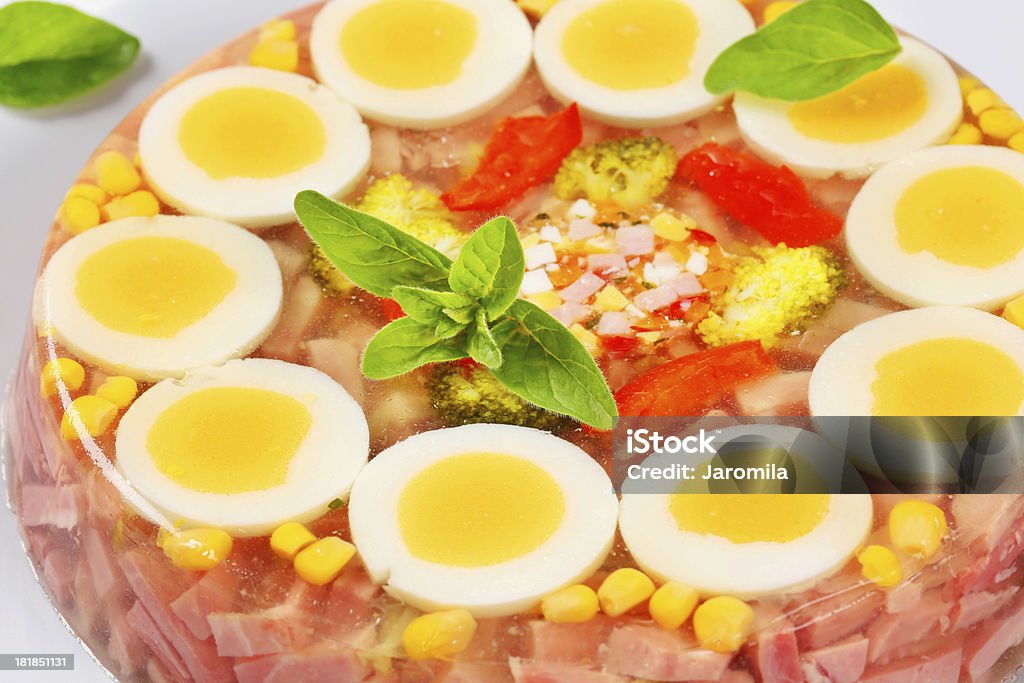 Aspic pie con jamón y huevo - Foto de stock de Agar-agar libre de derechos