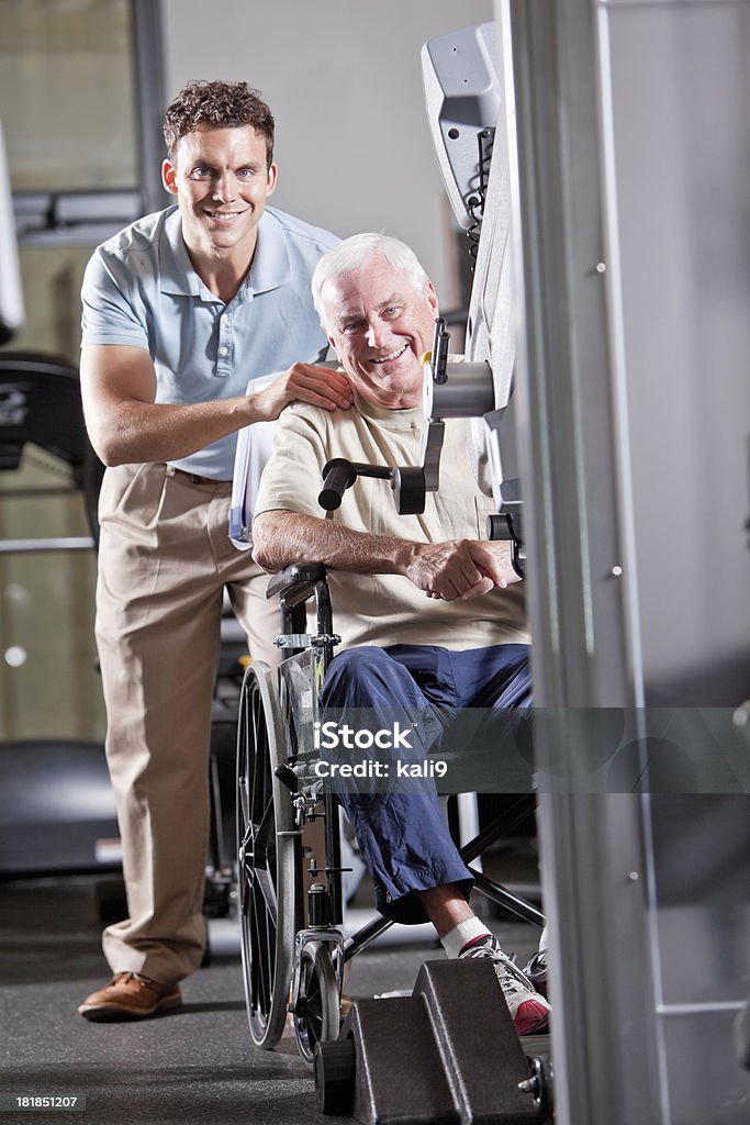 Fizjoterapeuta z pacjentem na wózkach inwalidzkich - Zbiór zdjęć royalty-free (Senior)