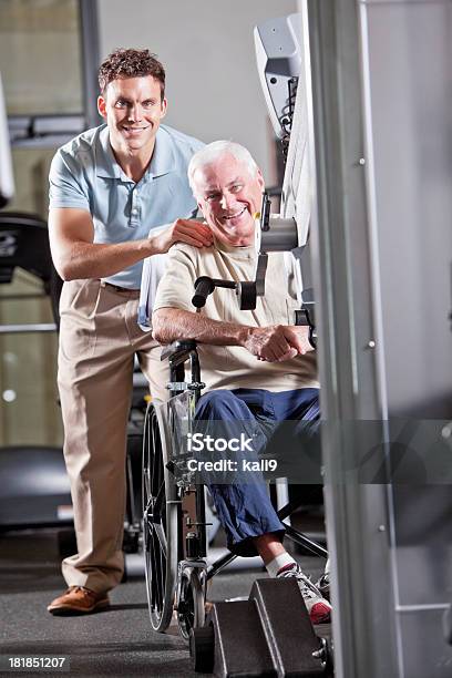 Fizjoterapeuta Z Pacjentem Na Wózkach Inwalidzkich - zdjęcia stockowe i więcej obrazów Senior - Senior, Fizjoterapeuta, Fizjoterapia