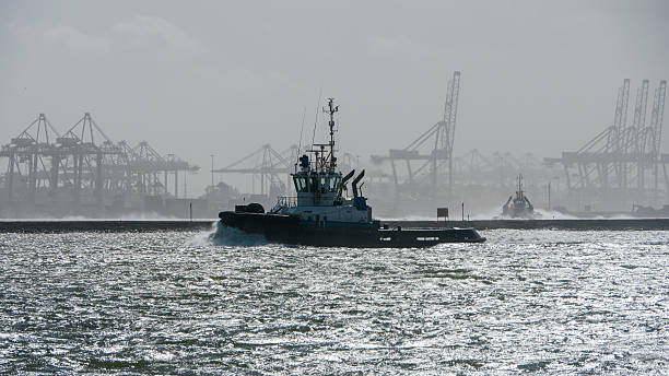 tugboats に映るロッテルダムの港の入口 - nieuwe waterweg ストックフォトと画像